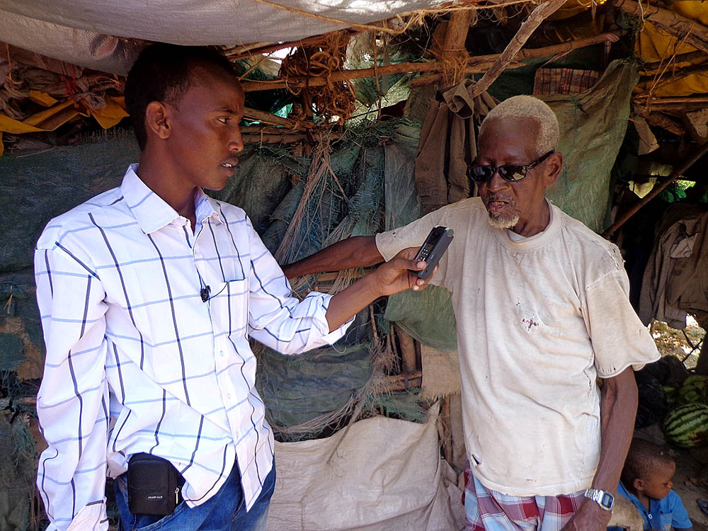 Radio Ergo stringer Khadar interviewing a local in Kismayo after a recent conflict. Photo Radio Ergo stringer