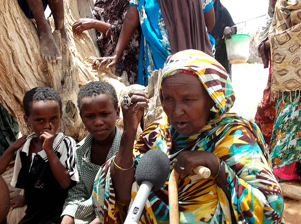 A Radio Ergo stringer speaks to IDPs in Galkayo. Photo: Radio Ergo