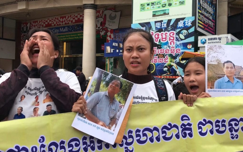Women protesting in support of jailed CNRP activists outside the Phnom Penh Municipal Court