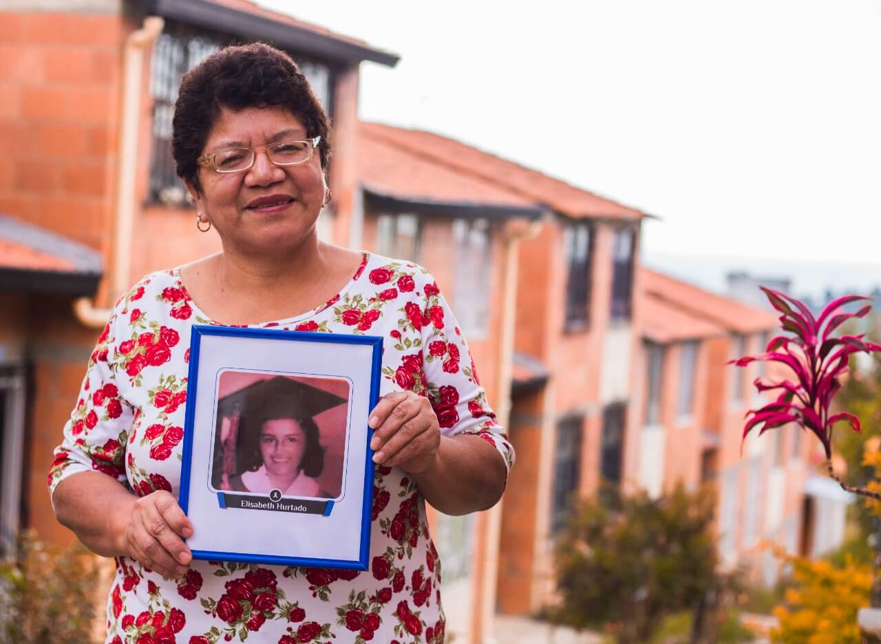 Gloria Vidal holding a photo of her friend Elizabeth Hurtado. (Photo by Andrés Alejandro Córdoba Calvo)